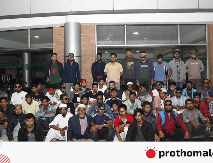 জাতীয় চক্ষু বিজ্ঞান ইনস্টিটিউটে গণ–অভ্যুত্থানে আহতদের বিক্ষোভ