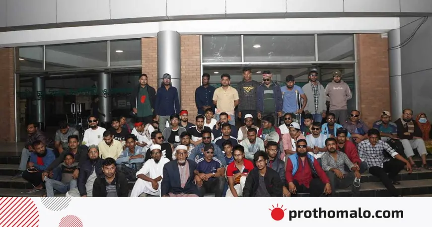 জাতীয় চক্ষু বিজ্ঞান ইনস্টিটিউটে গণ–অভ্যুত্থানে আহতদের বিক্ষোভ